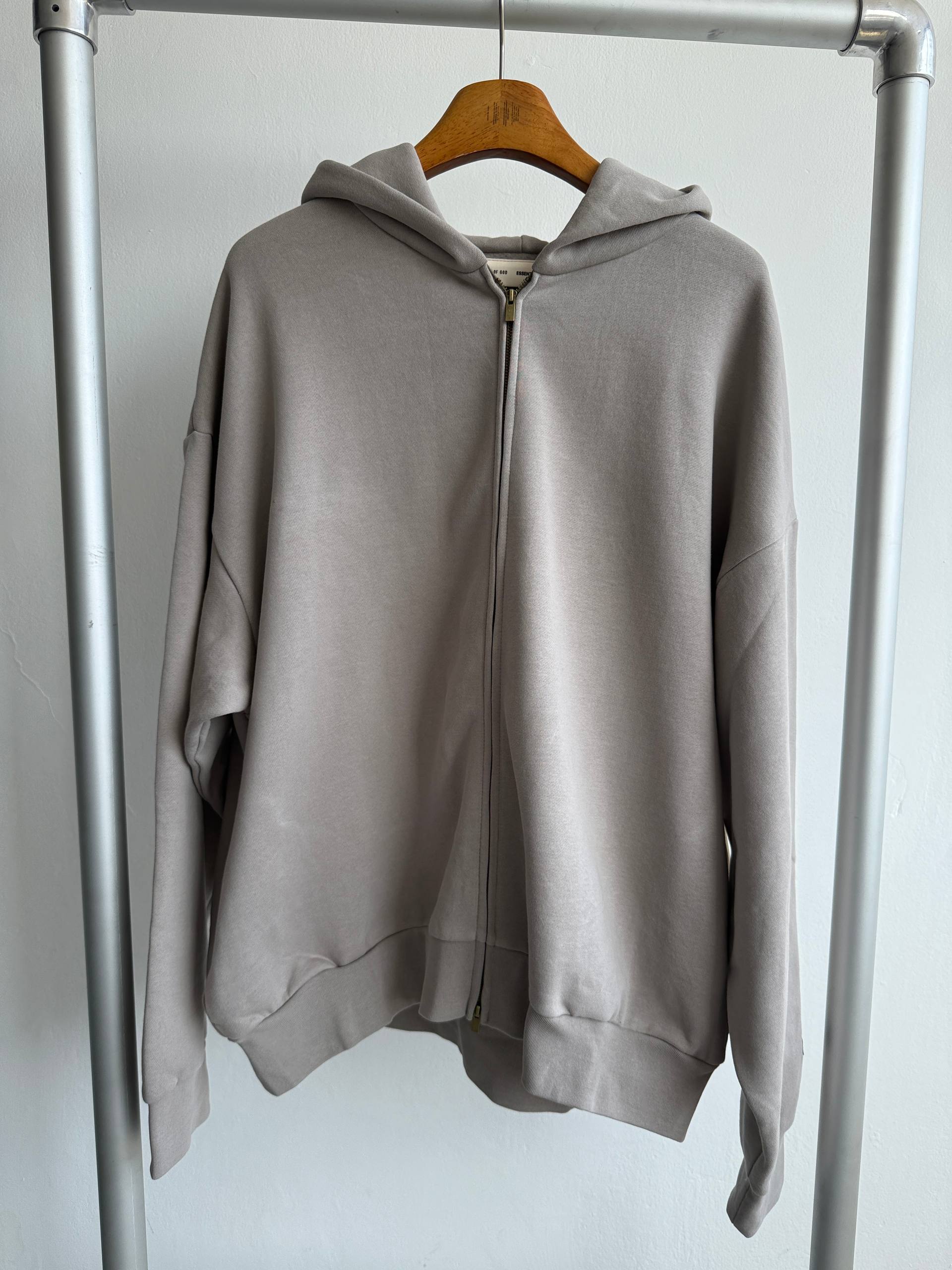 FEAR OF GOD ESSENTIALS
hoodie Classic con cierre