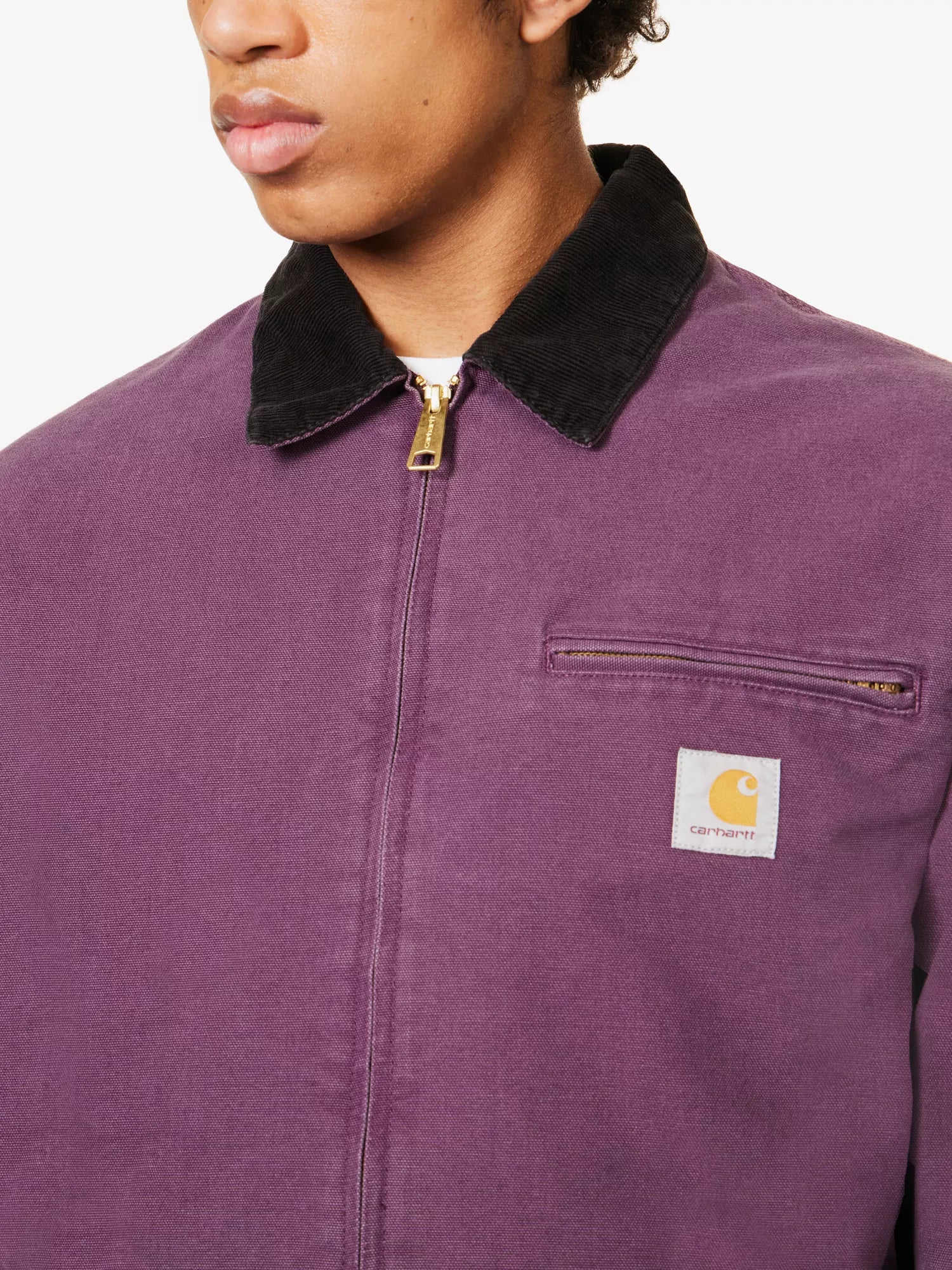 chaqueta Carhartt WIP Detroit color morado.