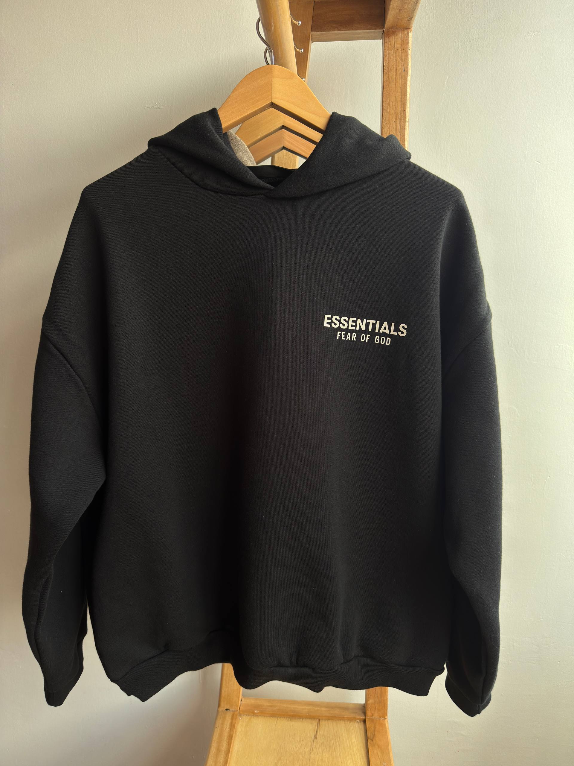 hoodie black con logo estampado SS 24