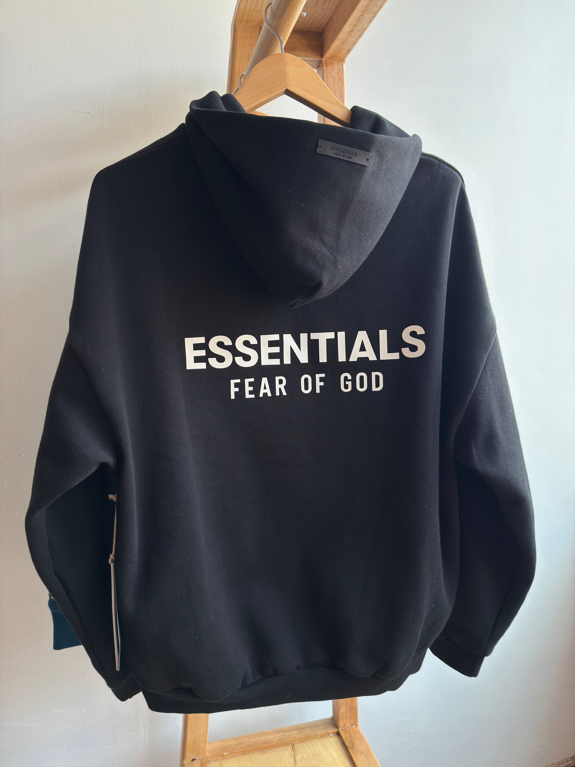 hoodie black con logo estampado SS 24