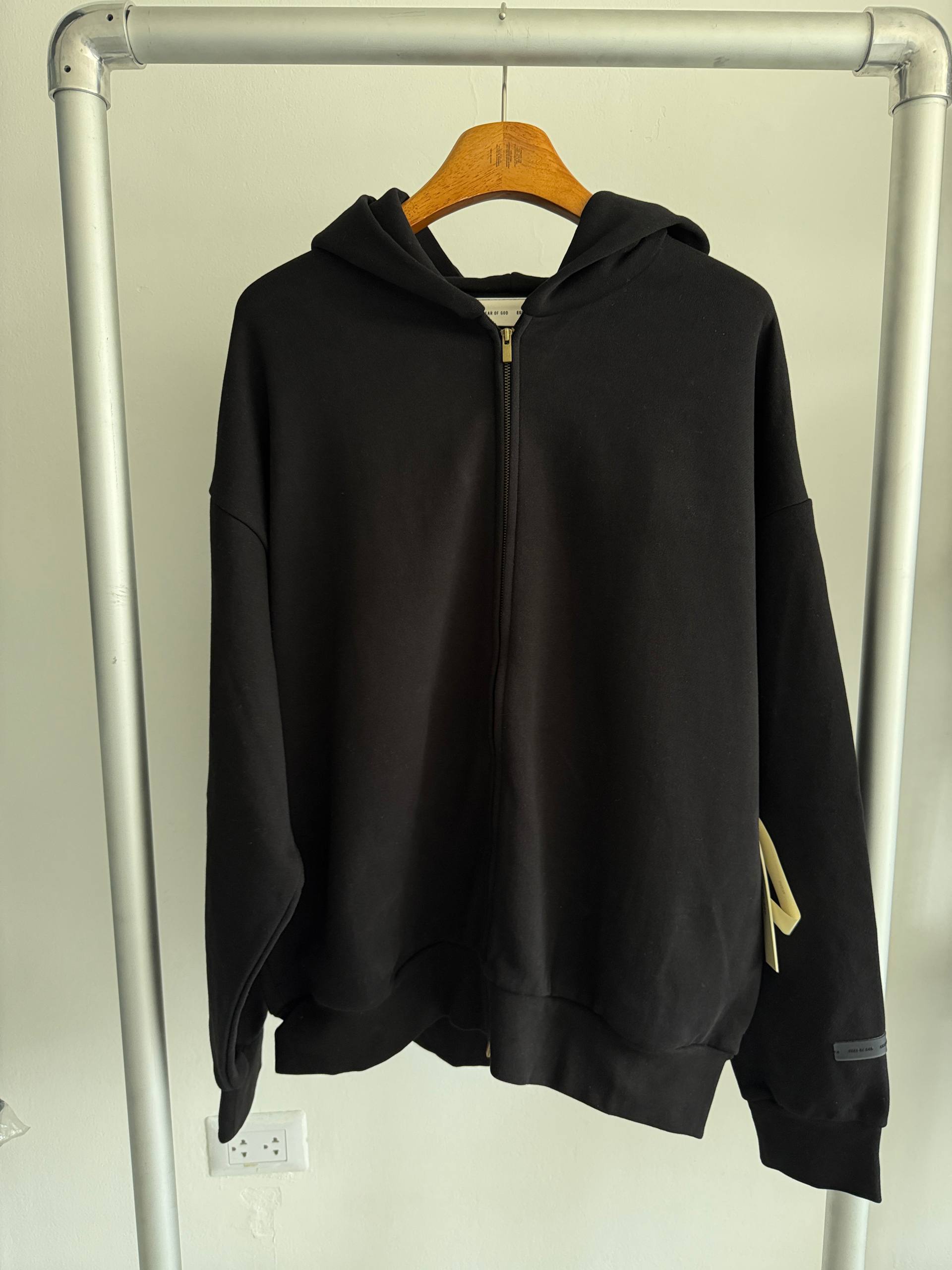 FEAR OF GOD ESSENTIALS
hoodie Classic con cierre